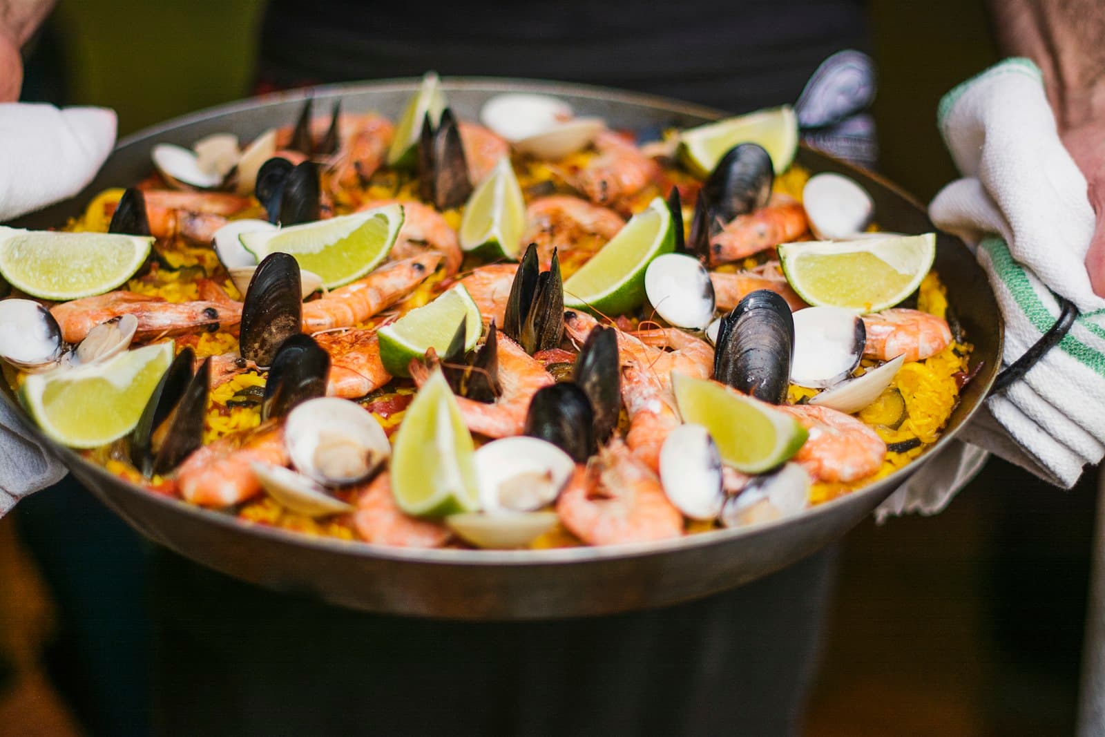 Paella géante présentée à deux mains