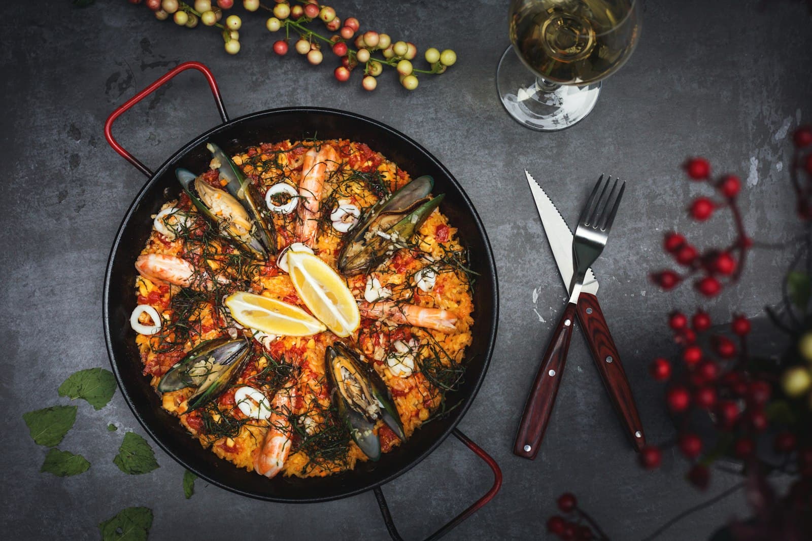 Paella vue de dessus sur table sombre